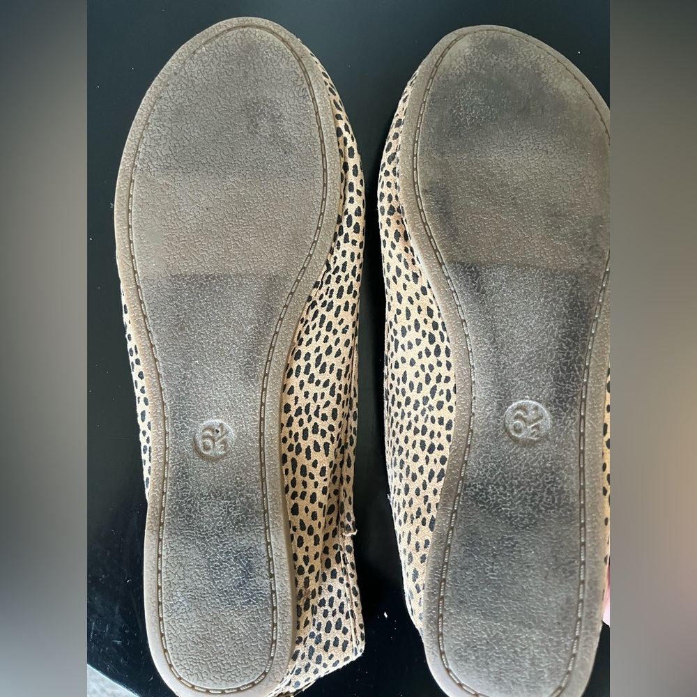 Universal Thread Flats - Picture 2 of 2